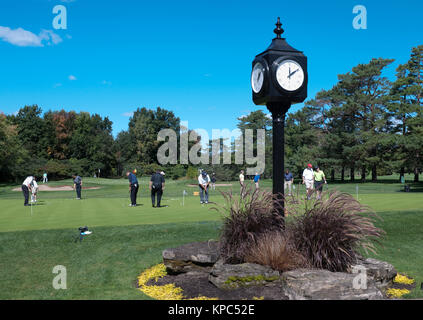 Uhr und Praxis grün auf einem Golfplatz. Stockfoto