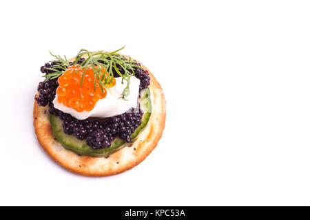 Caviar Vorspeise serviert auf Cracker Stockfoto