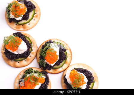 Caviar Vorspeise serviert auf Cracker Stockfoto