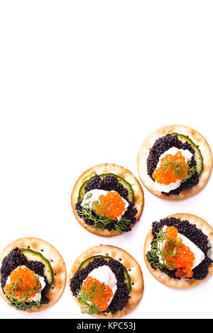 Caviar Vorspeise serviert auf Cracker Stockfoto