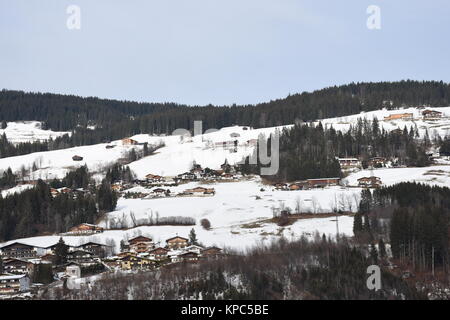 - Kirchberg in Tirol brixen Valley Village Stockfoto