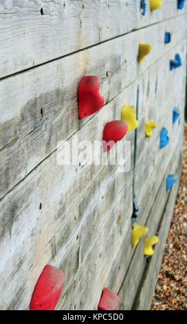 aus Holz Kletterwand mit hellen farbigen Fuß hält Stockfoto