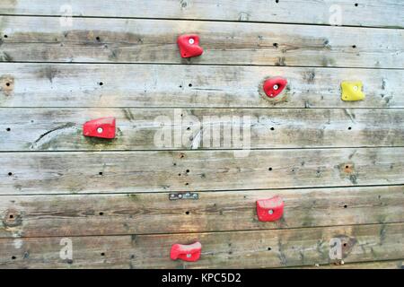 aus Holz Kletterwand mit hellen farbigen Fuß hält Stockfoto