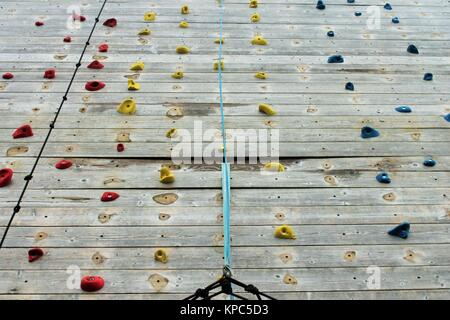 aus Holz Kletterwand mit hellen farbigen Fuß hält Stockfoto