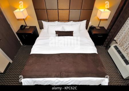 Von oben nach unten Blick auf high class Schlafzimmer mit dezenter Beleuchtung. Stockfoto