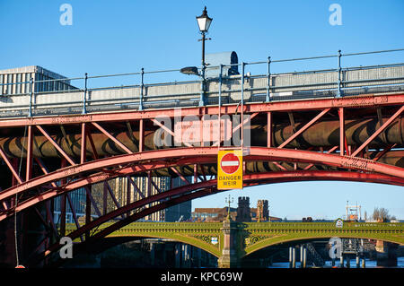 Die Clyde Gezeiten Wehr auf den Fluss Clyde in Glasgow, stabilisiert die vorgelagerten Banking auf den Fluss Clyde durch Beibehaltung eines festen Wasserstand Stockfoto