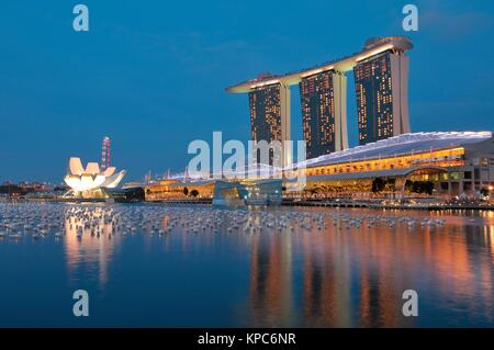 Singapur, 31. Dez 2011 - Nacht Blick auf die Marina Bay Sands Resort, das neue Symbol von Singapurs Skyline. Integrierte Resort mit den teuersten Welt c Stockfoto