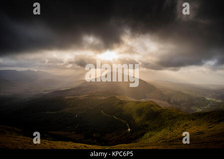 Die Welsh Mountain Moel Hebog, über dem Dorf Beddgelert, Snowdonia National Park, Wales, UK gesehen vom Nantlle Ridge. Stockfoto