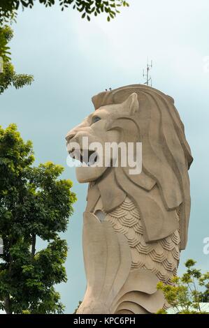 04 Feb 2011: Riesige hoch aufragenden Stein Statue von Merlion, das Symbol von Singapur. Auf Sentosa Insel. Stockfoto