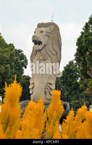 04 Feb 2011: Größte Merlion Statue auf der Insel Sentosa hoch aufragenden bei 7 Stockwerke hoch. Stockfoto