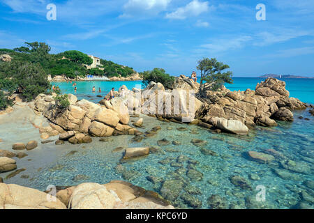 Idyllischer Strand mit türkisblauen Farbe Meer und Felsen an Capriccioli, Costa Smeralda, Sardinien, Italien, Mittelmeer, Europa Stockfoto