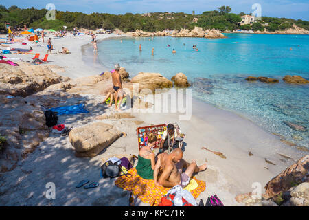 Leute an der idyllischen Strand mit türkisblauen Farbe Meer und Felsen an Capriccioli, Costa Smeralda, Sardinien, Italien, Mittelmeer, Europa Stockfoto