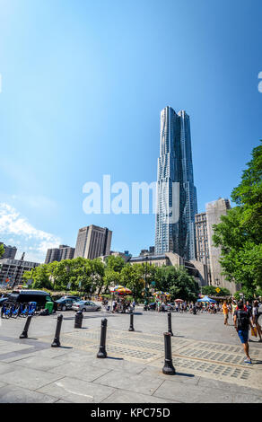 NEW YORK - Juli 17:8 Fichte Straße Wolkenkratzer (Beekman Tower) am 17. Juli 2014 in New York. Das Gebäude von 265 m ist der 12. höchste Wohnhaus abschleppen Stockfoto