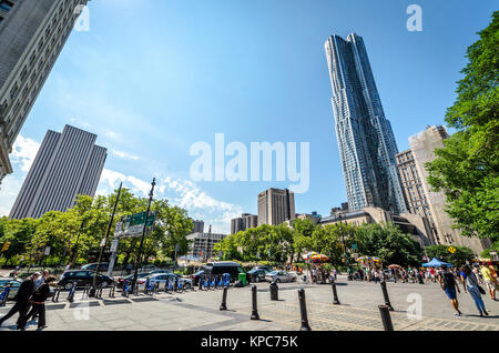 NEW YORK - Juli 17:8 Fichte Straße Wolkenkratzer (Beekman Tower) am 17. Juli 2014 in New York. Das Gebäude von 265 m ist der 12. höchste Wohnhaus abschleppen Stockfoto