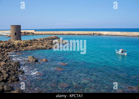 Fischerboot an der Hafeneinfahrt von Castelsardo, Sardinien, Italien, Mittelmeer, Europa Stockfoto