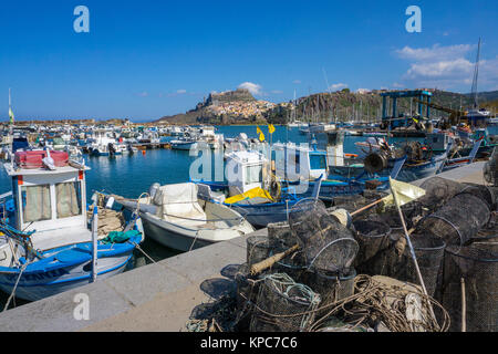 Blick vom Hafen auf den Ort Castelsardo, Sardinien, Italien, Mittelmeer, Europa Stockfoto