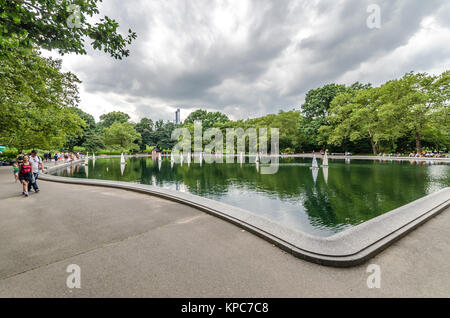 NEW YORK CITY - Jun 17: Modell Segelboote auf dem Konservatorium Wasser im Juli 17 in New York. Wintergarten Wasser liegt in einer natürlichen Mulde in der Nähe der Fifth Aven Stockfoto