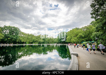 NEW YORK CITY - Jun 17: Modell Segelboote auf dem Konservatorium Wasser im Juli 17 in New York. Wintergarten Wasser liegt in einer natürlichen Mulde in der Nähe der Fifth Aven Stockfoto