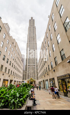 NEW YORK - May 17: Das historische Art déco-Bau der GE Building, das Rockefeller Center ist die Heimat von zahlreichen TV-Studios am 17. Juli 2014 Stockfoto