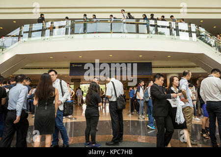 Teilnehmer registrieren sich für die Microsoft Developer Day in Singapur, 27. Mai 2016. Stockfoto