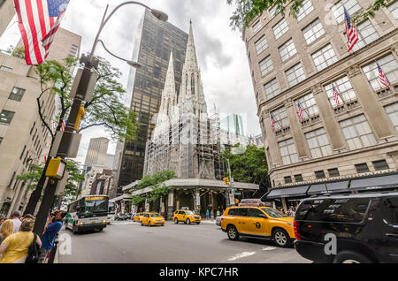 NEW YORK CITY - 17. Juli: St. Patrick's Cathedral Fassade unter Rekonstruktion am 17. Juli 2014 in New York. Die Kathedrale von St. Patrick ist ein eingerichtet Stockfoto