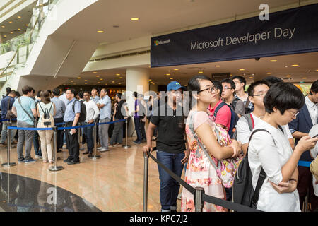 Teilnehmer registrieren sich für die Microsoft Developer Day in Singapur, 27. Mai 2016. Stockfoto