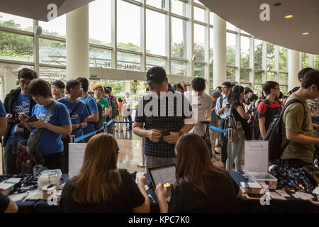 Teilnehmer registrieren sich für die Microsoft Developer Day in Singapur, 27. Mai 2016. Stockfoto