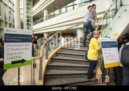 Teilnehmer registrieren sich für die Microsoft Developer Day in Singapur, 27. Mai 2016. Stockfoto