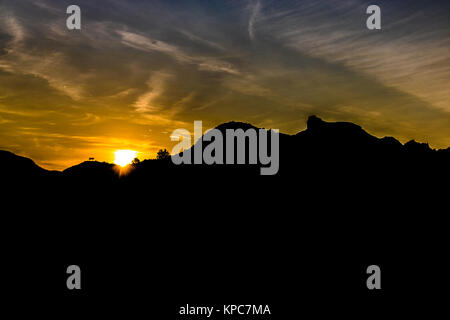 Sonnenaufgang über einem Bergrücken Stockfoto
