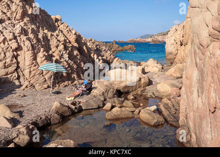 Idyllischen Badestrand an der felsigen Küste von Costa Paradiso, Porphyr Felsen, Sardinien, Italien, Mittelmeer, Europa Stockfoto