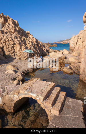 Idyllischen Badestrand an der felsigen Küste von Costa Paradiso, Porphyr Felsen, Sardinien, Italien, Mittelmeer, Europa Stockfoto