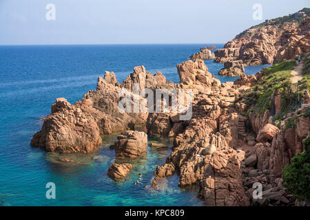Badestrand an der felsigen Küste von Costa Paradiso, Porphyr Felsen, Sardinien, Italien, Mittelmeer, Europa Stockfoto