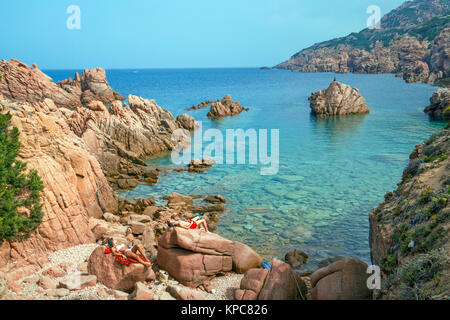Sonnenbad auf Porphyr Felsen, Küste Landschaft an der Costa Paradiso, Sardinien, Italien, Mittelmeer, Europa Stockfoto