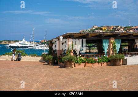 Restaurant mit Blick auf den Hafen von Porto Cervo, Luxus Ziel an der Costa Smeralda, Sardinien, Italien, Mittelmeer, Europa Stockfoto