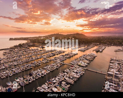 Luftaufnahme von Sonnenuntergang Wolken über den Hafen von Santa Barbara, Santa Barbara, Kalifornien Stockfoto