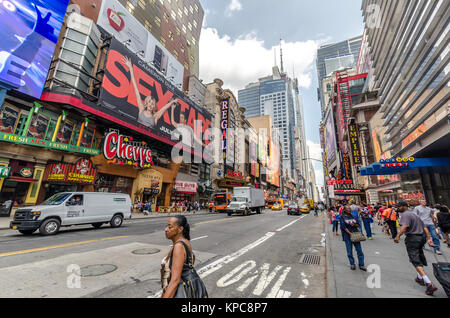 NEW YORK CITY - Jun 22:42. Straße mit Verkehr und Werbung am 22. Juli 2014 in New York City. 42Nd Street ist einer der wichtigsten Ost-West-Straße für bekannte Stockfoto