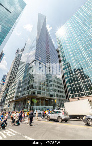 NEW YORK - Jun 22:42 Straße in der Nähe des Times Square mit Verkehr und Werbung am 22. Juli 2014 in New York. 42Nd Street ist eine große Crosstown Straße kn Stockfoto