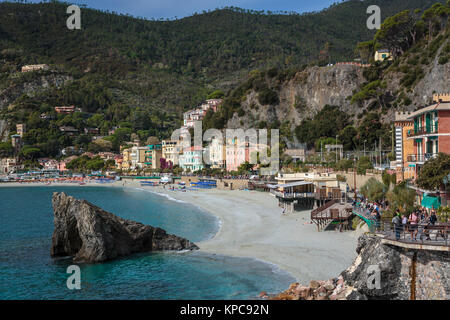 Die großen Felsen und Sandstrand in Monterosso al Mare, Ligurien, Italien, Europa. Stockfoto