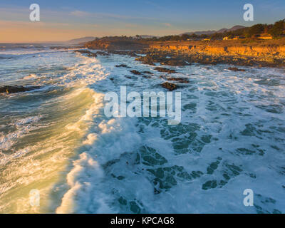 Surfen Mondstein Strand bei Sonnenuntergang, Cambria, Kalifornien Stockfoto