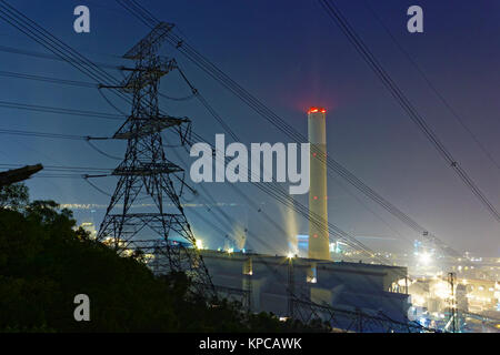 Kraftwerk in der Nacht mit Rauch Stockfoto