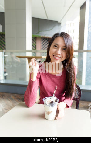 Frau essen ein Dessert Stockfoto