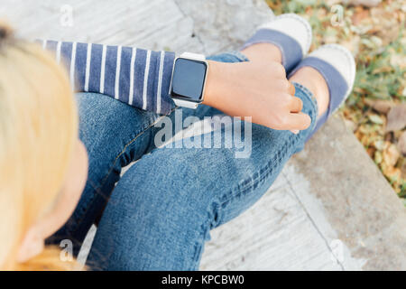 Hipster-Frau suchen Smartwatch neue Technologie