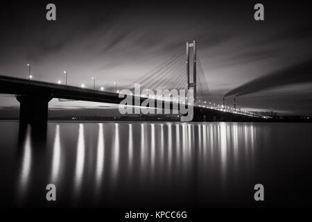 Südbrücke in Kiew/Ukraine bei Dämmerung in schwarz-weiß Stockfoto