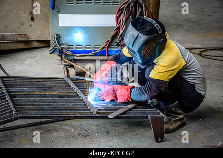 Ingenieur löten Eisen Körper in der Werkstatt Stockfoto