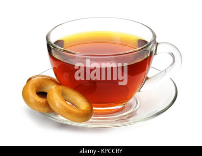 Tasse schwarzen Tee mit Bagels auf einer Platte Stockfoto