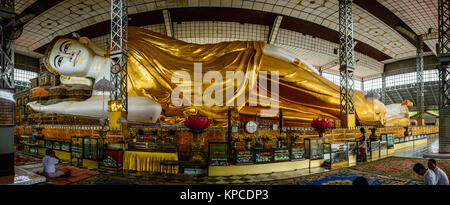 Shwe Thar Lyaung liegender Buddha. Es ist in Bago Stadt, Myanmar, Juni-2017 Stockfoto