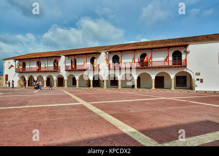 Flaggen von Cartagena an der historischen Fassade des Rathauses "Alcaldia Bürgermeister', Cartagena de Indias, Kolumbien, Südamerika Stockfoto