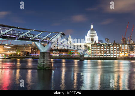 Millenium Bridge und die St Paul's Kathedrale bei Nacht, London, England, Großbritannien Stockfoto