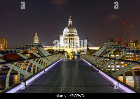 Millenium Bridge und die St Paul's Kathedrale bei Nacht, London, England, Großbritannien Stockfoto