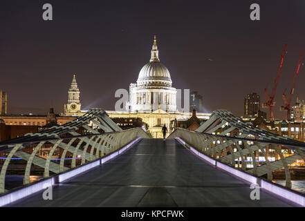 Millenium Bridge und die St Paul's Kathedrale bei Nacht, London, England, Großbritannien